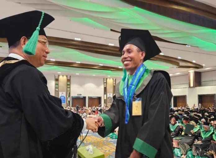 FOTO: Suryadi Maswatu salaman bersama Rektor UMI Prof Sufirman Rahman (kanan) pada wisuda periode pertama 2024 di Hotel Claro Makassar. (Properti Kaka Yadhi)