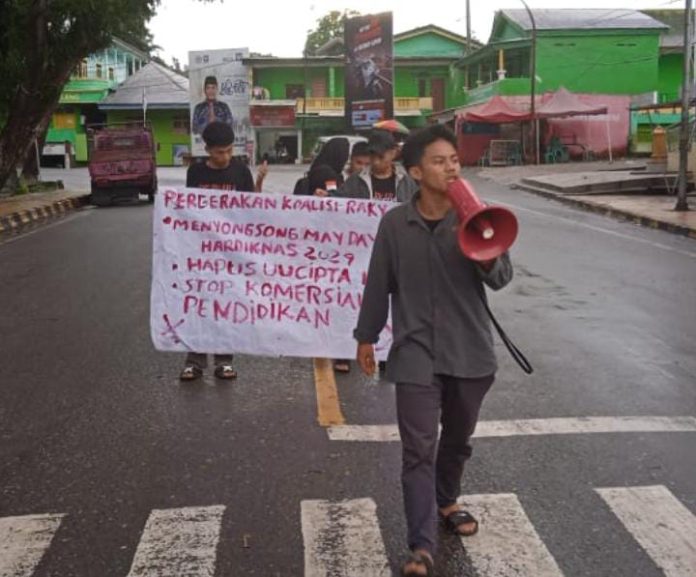 FOTO: Aktivis Pergerakan Koalisi Rakyat (PERKARA) Menggelar Aksi unjuk rasa dalam rangka memperingati Hari Buruh Internasional dan Hari Pendidikan di lampu merah kota Enrekang, Kamis (02/05/2024).