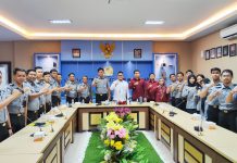Siap Wujudkan WBBM, Rutan Kelas IIB Barru Studi Tiru ke Kanim Kelas I TPI Makassar FOTO: Kepala Rutan Kelas IIB Barru, Amsar, bersama Tim Pembangunan Zona Integritas dari 6 area perubahan, menyambangi Kanim Kelas 1 TPI Makassar untuk melakukan studi tiru. Kamis (02/05/2024)