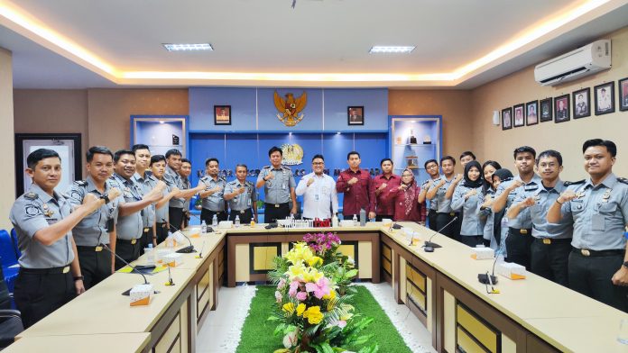 FOTO: Kepala Rutan Kelas IIB Barru, Amsar, bersama Tim Pembangunan Zona Integritas dari 6 area perubahan, menyambangi Kanim Kelas 1 TPI Makassar untuk melakukan studi tiru. Kamis (02/05/2024)