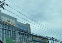 Biaya Bersihkan “Sarang Laba-laba” di Tengah Kota Makassar Butuh Rp400 Miliar FOTO: Kabel optik nampak semrawut didepan kantor Kejaksaan Tinggi Sulsel. Direkam Jumat (3/5/2024)