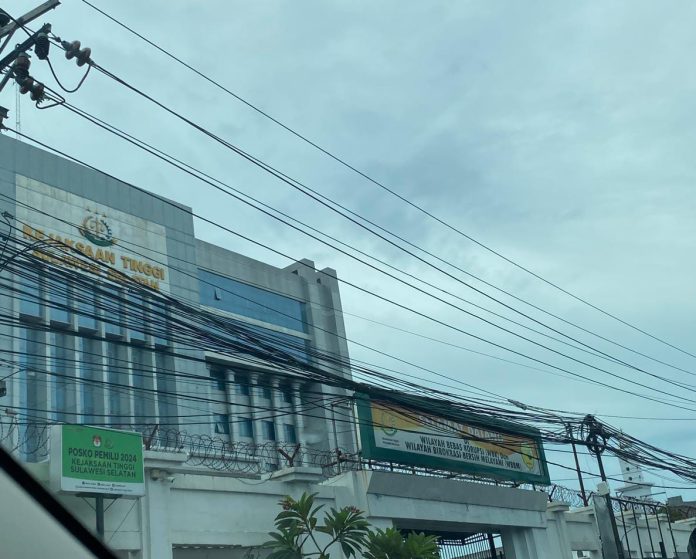 FOTO: Kabel optik nampak semrawut didepan kantor Kejaksaan Tinggi Sulsel. Direkam Jumat (3/5/2024)