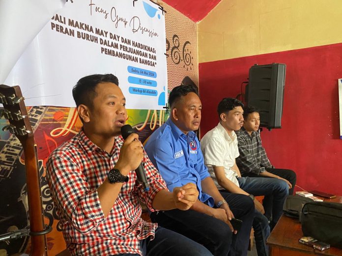 FOTO: SERUM Institute gelar dialog publik “Menggali Makna May Day dan Perjuangan Hardiknas: Peran Buruh Dalam Perjuangan dan Pembangunan Bangsa” di Warkop 86 Alauddin, Jl Sultan Alauddin, Makassar.