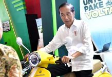 Pameran Kendaraan listrik, Dalam Sepekan Transaksi Hampir Mencapai Rp400 miliar FOTO: Presiden Jokowi saat menaiki kendaraan listrik jenis roda dua di JIEXPO Kemayoran, Jakarta. Jumat 3 Mei 2024. (Foto: Vico - Biro Pers Sekretariat Presiden)