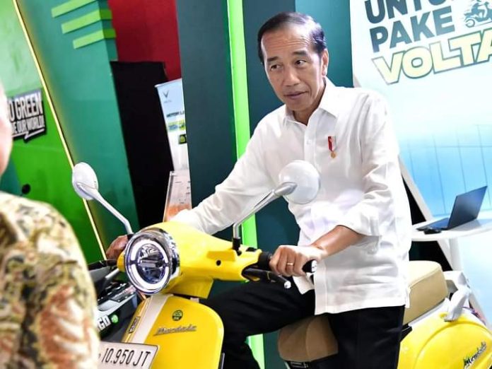 FOTO: Presiden Jokowi saat menaiki kendaraan listrik jenis roda dua di JIEXPO Kemayoran, Jakarta. Jumat 3 Mei 2024. (Foto: Vico - Biro Pers Sekretariat Presiden)