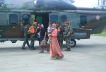 Tak Kenal Menyerah, Prajurit TNI AU dari Lanud Hasanuddin Makassar Berhasil Evakuasi Warga Terisolir di Kecamatan Latimojong FOTO: Personil TNI AU saat mengangkut warga yang terisolir menggunakan Helikopter Caracal H-225M. Selain itu mengakut bantuan bagi warga di Kecamatan Latimojong, Luwu, Sulawesi Selatan. (Properti: Lanud Hasanuddin Makassar)