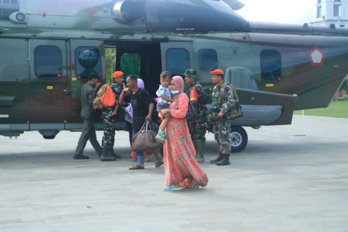 FOTO: Personil TNI AU saat mengangkut warga yang terisolir menggunakan Helikopter Caracal H-225M. Selain itu mengakut bantuan bagi warga di Kecamatan Latimojong, Luwu, Sulawesi Selatan. (Properti: Lanud Hasanuddin Makassar)