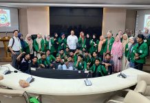 Kunjungi Prokopim Pemkot Makassar, Mahasiswa Ikom UIN Belajar Video Hingga Keterampilan Berkomunikasi FOTO: Kepala Sub Bagian Protokol, Andi Mulyanti Oktaviani Baso Lewa, menerima kunjungan ini yang dipimpin oleh dosen mata kuliah mereka, Ibnu Munsir S.sos, M.Ikom di Ruang Sipakalebbi, pada Senin, (6/05/2024).