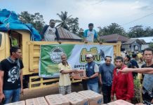Hari Pertama KKLR Sulsel Peduli Luwu, Ratusan Paket Nasi Kotak dan Bahan Makanan Dibagikan ke Warga Terdampak Banjir FOTO: Distribusi logistik dan bantuan kemanusiaan dari program 'KKLR Sulsel Peduli Luwu' mulai dilakukan pada Senin, 6 Mei 2024. Relawan mendatangi lokasi terdampak banjir di wilayah Kecamatan Suli dan Suli Barat, Kabupaten Luwu. Mi