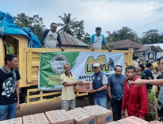 Hari Pertama KKLR Sulsel Peduli Luwu, Ratusan Paket Nasi Kotak dan Bahan Makanan Dibagikan ke Warga Terdampak Banjir FOTO: Distribusi logistik dan bantuan kemanusiaan dari program 'KKLR Sulsel Peduli Luwu' mulai dilakukan pada Senin, 6 Mei 2024. Relawan mendatangi lokasi terdampak banjir di wilayah Kecamatan Suli dan Suli Barat, Kabupaten Luwu. Mi
