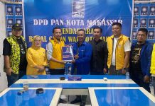 APPI Daftar di PAN Makassar, Andi Ryan: Mengulangi Harmonisasi Koalisi Indonesia Maju di Pilpres FOTO: Jas biru Umar Kadir Sekertaris Penjaringan Bacalon Wali kota Makassar DPC PAN dan Andi Ryan Adrianto menyerahkan formulir pendaftaran bersama pengurus DPD Golkar Makassar. Selasa (7/5/2024). (Istimewa)