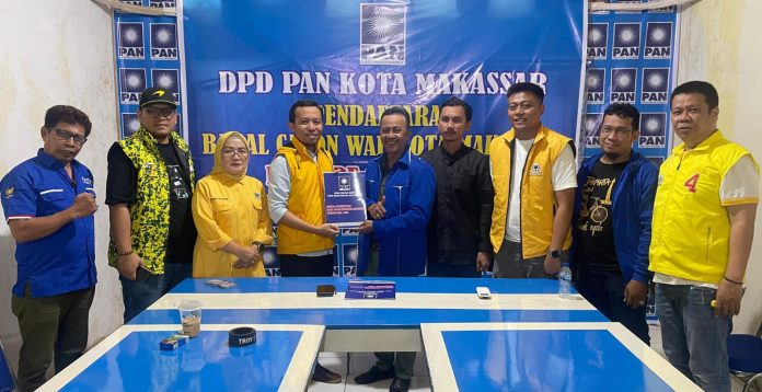 FOTO: Jas biru Umar Kadir Sekertaris Penjaringan Bacalon Wali kota Makassar DPC PAN dan Andi Ryan Adrianto menyerahkan formulir pendaftaran bersama pengurus DPD Golkar Makassar. Selasa (7/5/2024). (Istimewa)