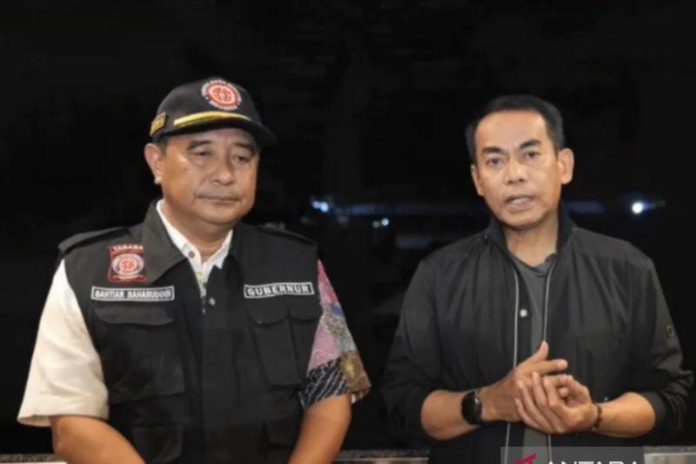 FOTO: Tangkapan layar video -Kapolda Sulawesi Selatan Irjen Pol Andi Rian Djajadi (kanan) didampingi Penjabat (Pj) Gubernur Bahtiar Baharuddin (kiri) menyampaikan testimoni perkembangan penanganan bencana banjir dan tanah longsor di empat kabupaten di Sulsel, Jumat (3/5/2024) malam. ANTARA/Darwin Fatir.