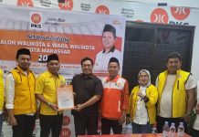 Tepat Pukul 8 Malam Pengurus Golkar Daftarkan APPI di PKS, Ismail: Sesuai Nomor Partai Keadilan Sejahtera FOTO: Bendahara DPD II Golkar Makassar, H. Ismail saat mendaftarkan Munafri Arifuddin di DPD II Golkar Makassar. Rabu (8/5/2024)