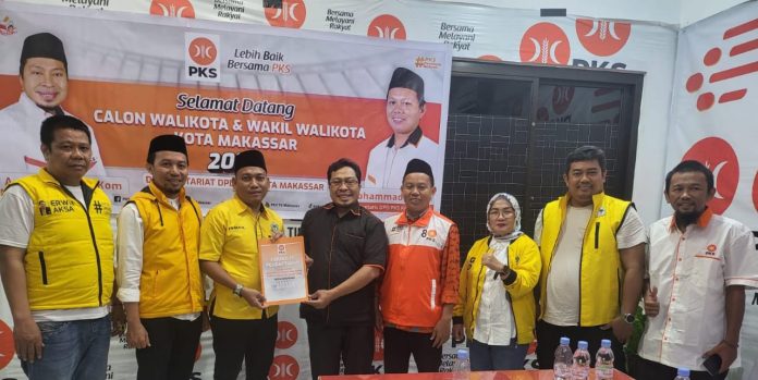 FOTO: Bendahara DPD II Golkar Makassar, H. Ismail saat mendaftarkan Munafri Arifuddin di DPD II Golkar Makassar. Rabu (8/5/2024)