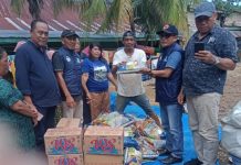 KKLR Sulsel Bagikan 1 Ton Beras, Lanjutkan Pembersihan Lumpur Jalan dengan Alat Berat FOTO: Badan Pengurus Wilayah (BPW) Kerukunan Keluarga Luwu Raya (KKLR) Provinsi Sulawesi Selatan kembali melanjutkan program 'KKLR Sulsel Peduli Bencana Luwu' pada hari ketiga di lokasi bencana, Rabu, 8 Mei 2024.