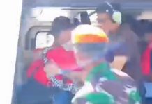 Video Viral Dir Intelkam Polda Sulsel Juga Turun Langsung Evakuasi Korban Bencana Menggunakan Helikopter FOTO: Tangkap layar Direktur Intelkam Polda Sulsel Kombespol Hajat Mabrur Bujangga S.H S.IK saat melaksanakan evakuasi korban bencana alam di Kaki gunung Latimojong Kabupaten Luwu dengan menggunakan Helikopter milik Polri.