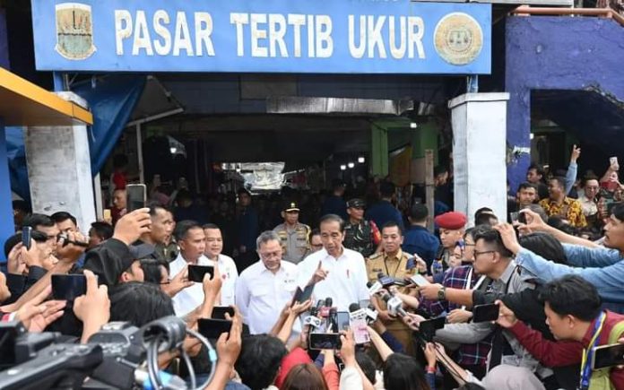 FOTO: Presiden Jokowi saat berkunjung ke Pasar Baru Karawang, Provinsi Jawa Barat. Rabu, 8 Mei 2024. [Foto: Kris - Biro Pers Sekretariat Presiden]