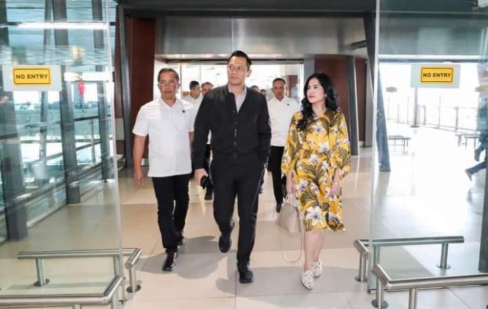 FOTO: Agus Harimurti Yudhoyono, Menteri Agraria Tata Ruang/Kepala Badan Pertanahan Nasional bersama Istri saat bertolak ke AS. [Properti AHY]