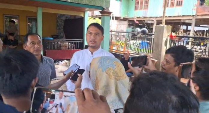 FOTO: Bakal calon wali kota, Andi Seto Gadhista Asapa saat ditemui awak media di Pulau Lakkang, Kota Makassar. Kamis 9 Mei 2024. (Tangkap layar)