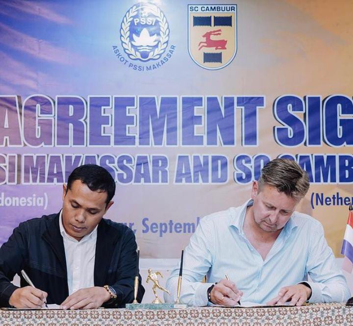 FOTO: Ketua KONI Makassar Ahmad Susanto dan Manajer Club' SC Cambuur Marcel Keizer mendatangi Memorandum of Understanding (MoU). [Properti Instagram SC Cambuur]