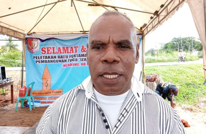 FOTO: Lurah Kamundu, Abieser Awibouw Yogi A.P.,M.Si saat menandai Groundbreaking pembangunan Tugu 137 Izakod Bekai Izakod Kai di Jalan Raya Jembatan Tujuh Wali-wali, Kelurahan Kamundu, Kita Merauke, Provinsi, Papua Selatan. Rabu (8/5). [Foto Nuel]