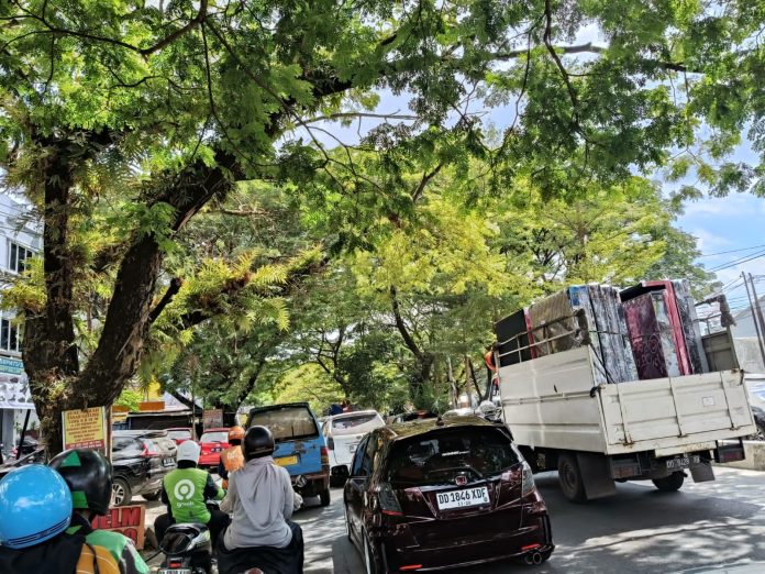 FOTO: Kemacetan parah di jalan poros provinsi di Jalan raya Hertasning, Makassar hingga jalan Aroepala mengarah ke Samata, Kabupaten Gowa. Direkam Minggu (12/5/2024) [Properti SAdAP]