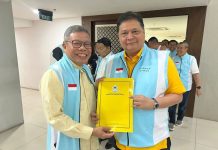 Maju di Pilgub, RP: Taufan Pawe Kader Terbaik Golkar Sulsel FOTO: Taufan Pawe saat menerima Surat Tugas sebagai bakal calon kepala daerah dari Ketua Umum DPP Partai Golkar Airlangga Hartarto. (Istimewa)
