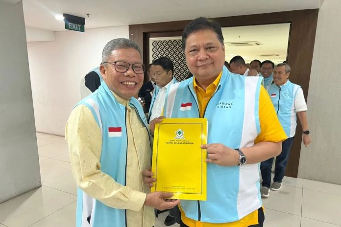 FOTO: Taufan Pawe saat menerima Surat Tugas sebagai bakal calon kepala daerah dari Ketua Umum DPP Partai Golkar Airlangga Hartarto. (Istimewa)