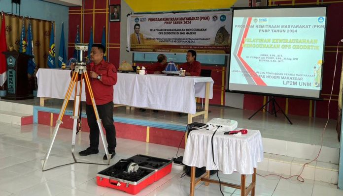 FOTO: Lembaga Penelitian dan Pengabdian kepada Masyarakat (LP2M) UNM melalui Program Kemitraan Masyarakat (PKM) yang dilaksanakan di SMKN 5 Majene pada tanggal 10 - 11 Mei 2024, saat melakukan pelatihan kepada peserta yang hadir diantaranya guru/siswa di SMKN Negeri 5 Majene. (Istimewa)