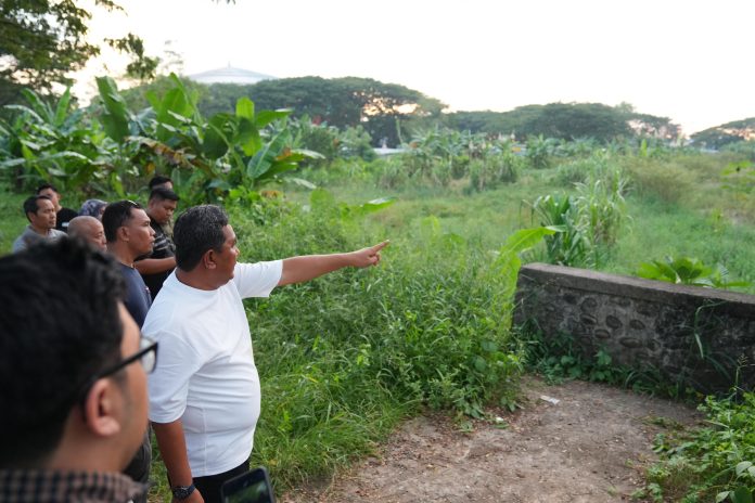 FOTO: Penjabat (Pj) Gubernur, Bahtiar Baharuddin, berkunjung ke lokasi pembangunan stadion di Sudiang, Kecamatan Biringkanaya, Kota Makassar, Sulawesi Selatan (Sulsel). Minggu, 12 Mei 2024. (Dok. Pemprov)