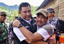 Eks Lahan Vale 6 ribu Hektar, Bahtiar: Awasi ini, Jangan Sampai untuk Kepentingan Pribadi FOTO: Pj Gubernur Sulsel, Bahtiar Baharuddin, saat menemui warga korban banjir di Sulsel. (Istimewa)