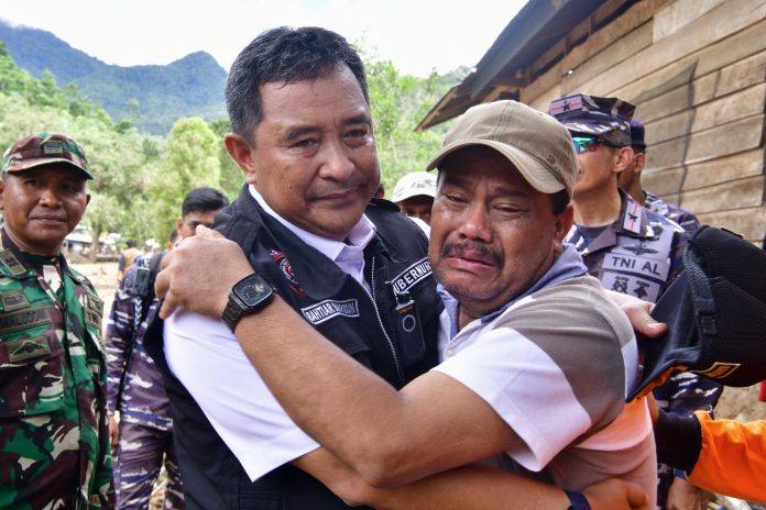 FOTO: Pj Gubernur Sulsel, Bahtiar Baharuddin, saat menemui warga korban banjir di Sulsel. (Istimewa)