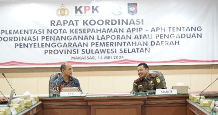 FOTO: Kepala Kejaksaan Tinggi (Kajati) Sulsel, Agus Salim memimpin pelaksanaan kegiatan Rapat Koordinasi (Rakor) Implementasi Nota Kesepahaman APIP – APH Penanganan Laporan/Pengaduan Penyelenggaraan Pemerintahan Daerah di Sulawesi Selatan (Sulsel). Rabu (15/5)