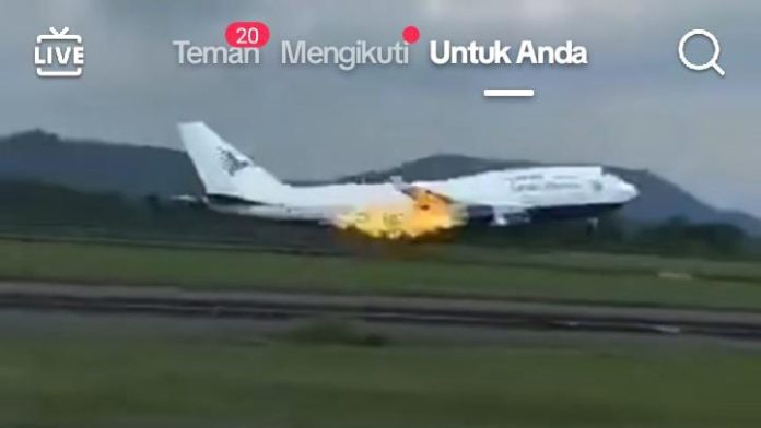 FOTO: Tangkap layar dari Potongan video pendek pesawat tipe Boeing 747-400 Garuda Indonesia pengangkut Calon Jemaah Haji (CJH) embarkasi Makassar nampak mesinnya terbakar saat take off dari Bandar Udara Sultan Hasanuddin, Rabu sore (15/5/2024) Pukul 15.30 WITA.