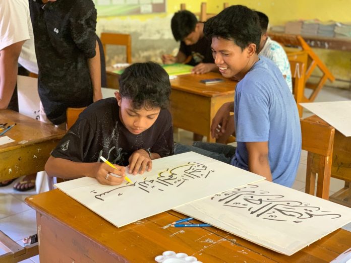 FOTO: Program Pengabdian Kepada Masyarakat (PKM) Terpadu Universitas Negeri Makassar (UNM) Angkatan 1 oleh TIM LP2M UNM yang salah satunya berjudul PKM ‘Pelatihan Pembuatan Kaligrafi Islam sebagai Hiasan Dinding’ berlangsung di Kelurahan Kaca, Kecamatan Marioriawa, Kabupaten Soppeng, Sulawesi Selatan, Rabu (15/05/2024).