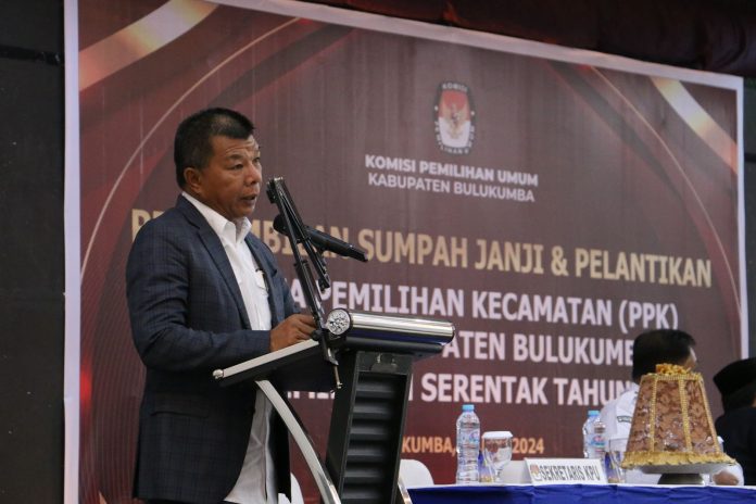 FOTO: Bupati Bulukumba Andi Muchtar Ali Yusuf saat menghadiri pelantikan Anggota Panitia Pemilihan Kecamatan (PPK) di Ballroom Hotel Agri Bulukumba, Kamis, 16 Mei 2024.