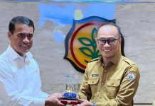 Prof Zudan Jadi Pj Gubernur Sulsel, Warga Sulbar di Medsos: Kalian dapat Hadiah Terbaik dari Tuhan FOTO: Kiri Menteri Pertanian Andi Amran Sulaiman dan Prof Zudan Arief Fakrullah. (Istimewa)