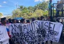 Sambut Penjabat Baru, Ratusan Atlet Geruduk Kantor Gubernur Sulsel FOTO: Ratusan atlet datangi kantor Gubernur Sulsel gelar aksi damai. Jumat (18/5)