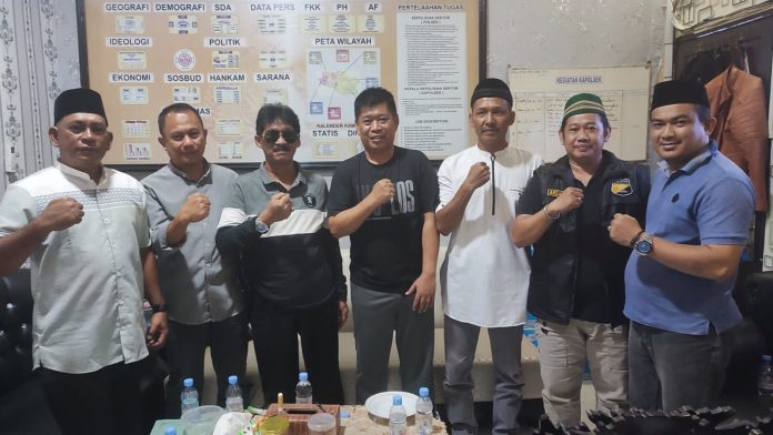 IMG-20240517-WA0196 FOTO: Penasehat Forum Komunikasi Polisi Masyarakat (FKPM) Andi Pasamangi Wawo, mendampingi Pengurus dan para Ketua FKPM Kelurahan se Kecamatan Manggala temui Kapolsek Manggala Kompol H.Syamsuardi, S.Sos, MH.