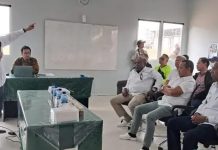 Bahlil Kunjungi Papua Selatan, Lihat Kesiapan Produksi PT Global Papua Abadi FOTO: Salah satu perwakilan PT Global Papua Abadi (GPA) saat menjelaskan dihadapan Menteri Investasi dan Badan Penanaman Modal, Bahlil Lahadalia.