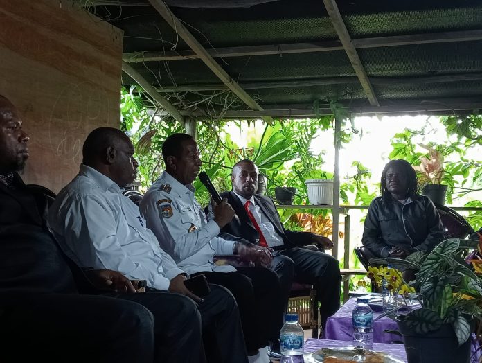 FOTO: Penjabat Gubernur Papua Selatan saat menemui para pedagang di Pasar Mopa.