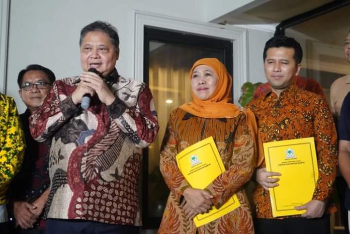 FOTO: Ketua Umum DPP Golkar Airlangga Hartarto saat memberikan rekomendasi kepada Khofifah Indar Parawansa sebagai calon gubernur dan Emil Elestianto Dardak sebagai calon wakil Gubernur Jawa Timur. [Propert: DPP Golkar]