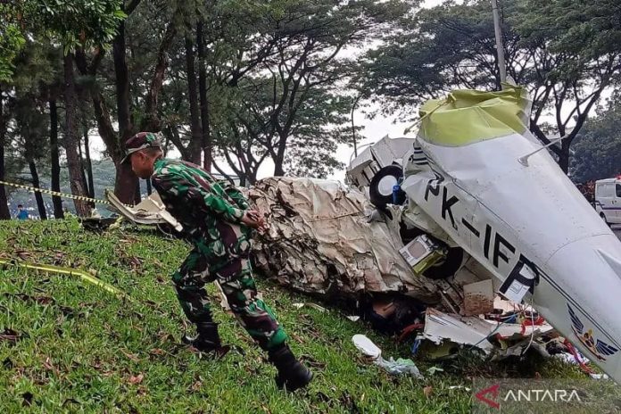FOTO: pesawat latih dengan nomor registrasi PK-IFP jatuh di kawasan BSD, Serpong, Tangerang Selatan (Tangsel). Minggu (19/5/2024). [Properti: Antara]