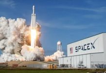 LBP Tawarkan Elon Musk Bangun Landasan Peluncuran Roket Starlink ke Planet Mars di Pulau Biak FOTO: Roket raksasa Falcon Heavy meluncur ke angkasa luar di Pusat Ruang Angkasa Kennedy di Tanjung Canaveral, Florida, AS, 6 Februari 2018. (REUTERS/THOM BAUR)