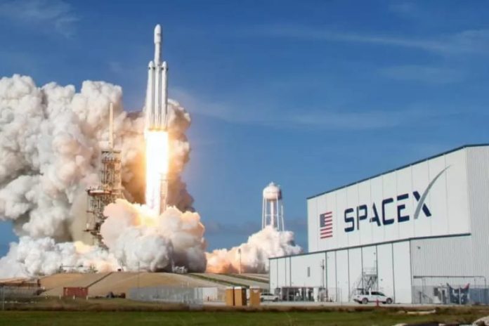 FOTO: Roket raksasa Falcon Heavy meluncur ke angkasa luar di Pusat Ruang Angkasa Kennedy di Tanjung Canaveral, Florida, AS, 6 Februari 2018. (REUTERS/THOM BAUR)