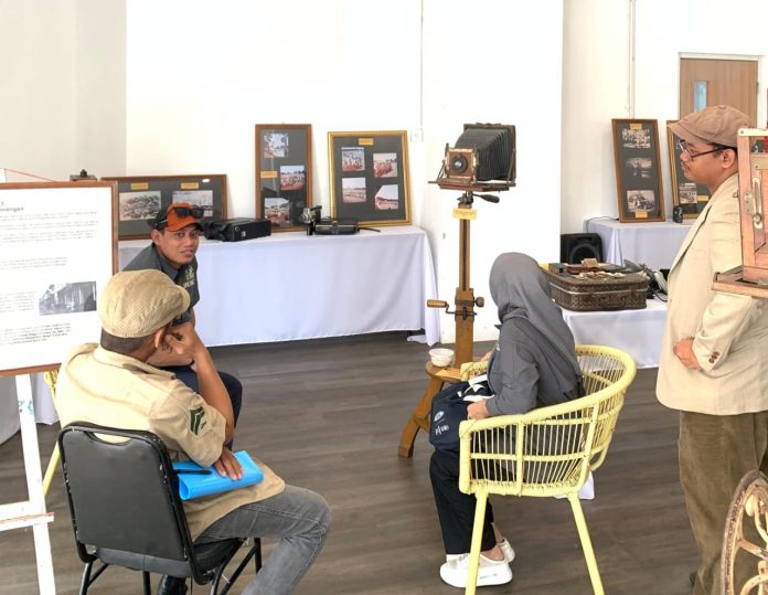 IMG-20240519-WA0373 FOTO: Pameran yang bertajuk tentang sejarah fotografi di Kota Makassar dilaksanakan di Roof Top Nipah Mall Makassar. Sabtu 18 Mei 2024.