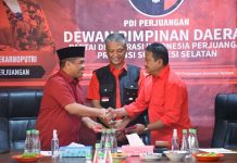 Pagi Ambil Formulir, Sore Tim Gerak Cepat Kawal Rahman Pina Daftar Calon Walikota di PDIP dan Hanura FOTO: Ketua Fraksi Partai Golkar Sulsel Rahman Pina saat mengembalikan formulir pendaftaran bakal calon wali kota Makassar di Sekretariat DPC PDIP di Kota Makassar. Senin (20/5)
