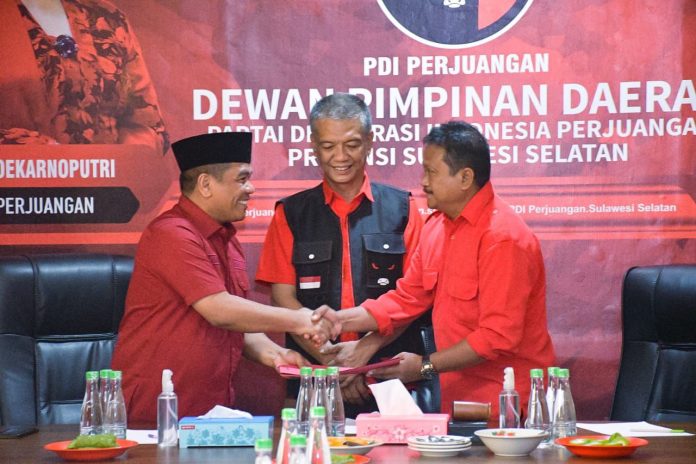 FOTO: Ketua Fraksi Partai Golkar Sulsel Rahman Pina saat mengembalikan formulir pendaftaran bakal calon wali kota Makassar di Sekretariat DPC PDIP di Kota Makassar. Senin (20/5)