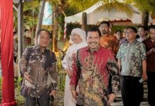 Kunjungi Malili, Kajati Sulsel Berbagi Tali Asih Bersama Anak Yatim Piatu FOTO: Kepala Kejaksaan Tinggi Sulawesi Selatan Agus Salim, S.H,M.H. berkesempatan beramah tamah dengan puluhan anak yatim dari Panti Asuhan Al Huda.